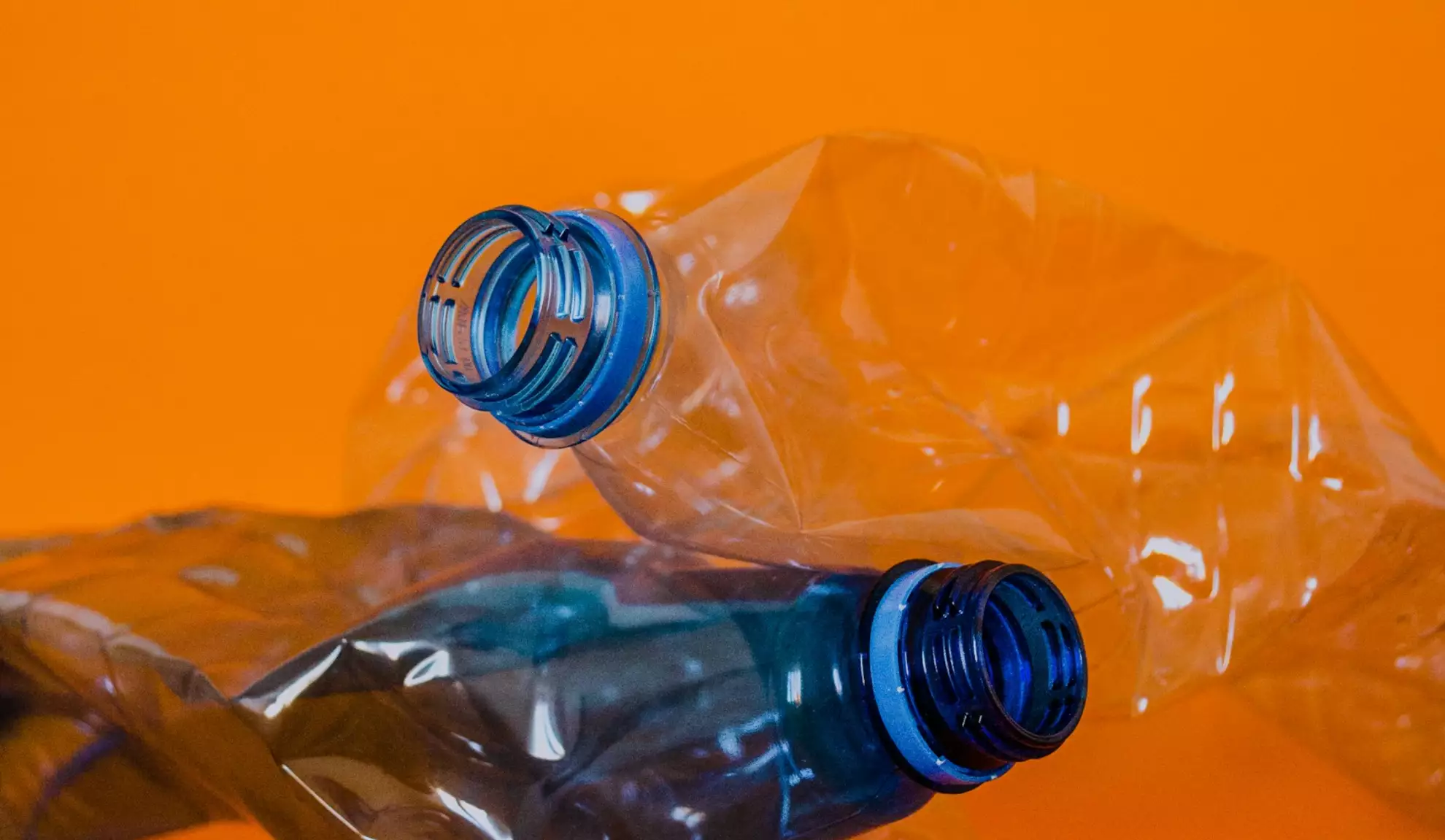 La solución al agua pura sin botellas de plástico y residuos